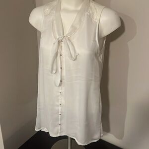 Gorgeous sumer tank with lace design! Silky satin feel 🤩🤩